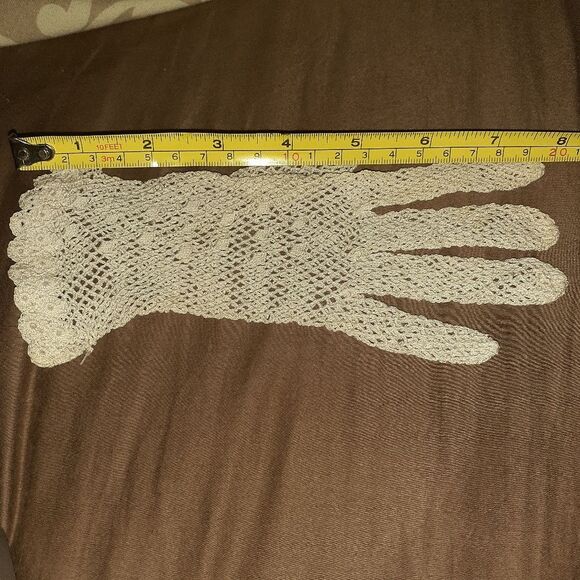 Vintage crochet white gloves girls child size handmade crocheted vintage gloves - Picture 5 of 5